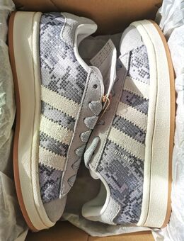 Adidas Originals Campus 00s unisex in lilac/silver snake pattern - Aachen