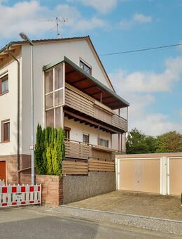 2-Familienhaus mit großem Garten, 3 Garagen und Potenzial in ruhiger Lage! - Birkenfeld (Baden-Württemberg)