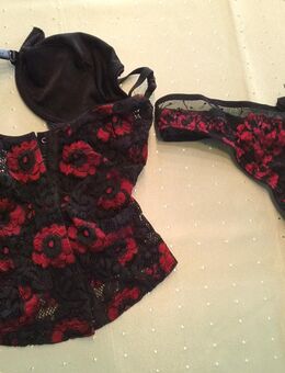 Hunkemöller Korsage - sehr feminin in schwarz mit roten Rosen und Ministring - Helmstedt