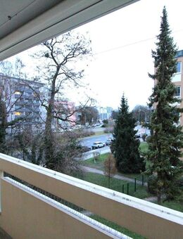 Sofort beziehbare, sanierte 3 Zi. Whg mit Balkon und herrlichem Blick über München. - München