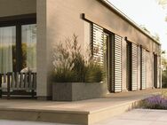 Ein Zuhause im Einklang mit Natur und Komfort: Unser Bungalow bietet eine überdachte Terrasse und stilvolle Schiebeläden - Schwanstetten
