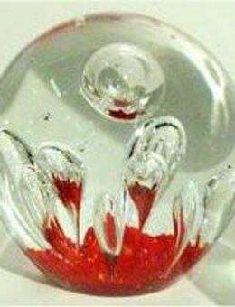 Paperweight / Glaskugel / Briefbeschwerer rot. Farbloses Glas mit bunten Einschmelzungen. Höhe ca. 8 bis 9 cm. - Hamburg Wandsbek
