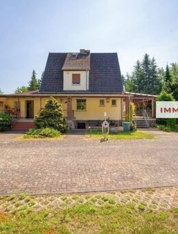 IMMOBERLIN.DE - Attraktives Einfamilienhaus mit Nebengebäude & Garage auf großem Grundstück in naturschöner Lage - Wiesenburg
