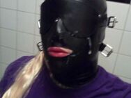 Mollige dw stute in heels und latexmaske sucht... - Köln