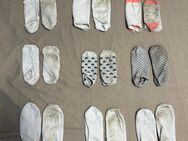 Slips, Socken und Schuhe von Azubi w/21 - Berlin