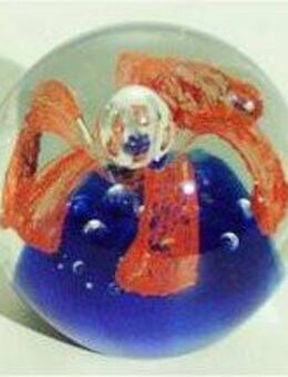 Paperweight / Glaskugel / Briefbeschwerer rot blau. Farbloses Glas mit bunten Einschmelzungen. Höhe ca. 8 bis 9 cm. - Hamburg Wandsbek