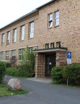 Schöne 2-Raumwohnung im Dachgeschoss in einem ehemaligen Schulgebäude - Bitterfeld-Wolfen