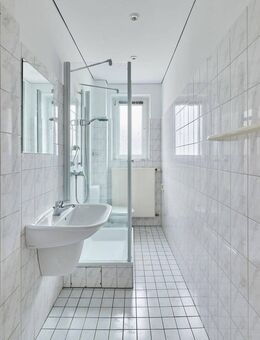 3-Zimmerwohnung mit Einbauküche und modernem Badezimmer mit Fenster - Hannover