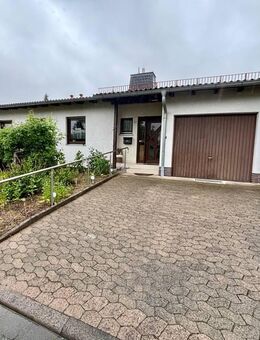 Charmantes Reihenmittelhaus im Bungalowstil mit Garage - Wohnen auf einer Ebene in begehrter Lage von Neustadt! - Neustadt (Coburg)