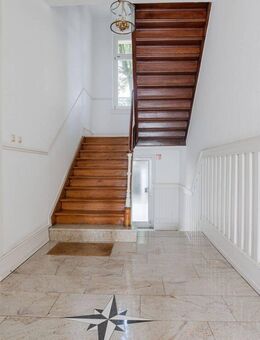 Top sanierte Erdgeschosswohnung im Stilaltbau mit Balkon und Innenhof - Frankfurt (Main)