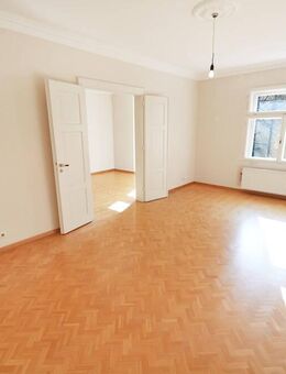 Elegante 4-Zimmer-Wohnung mit großem Balkon in denkmalgeschütztem Coburger Stadthaus (bezugsfrei) - Coburg