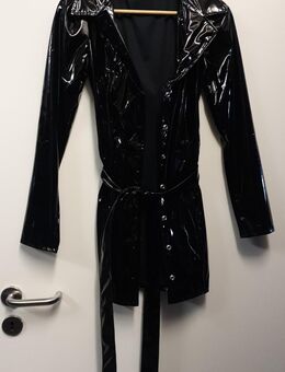 Lackmantelkleid mit Gürtel schwarz Gr. S, wie Neu! - Oering
