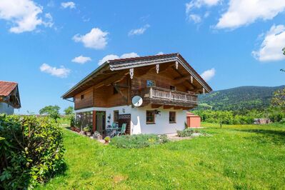 Charmantes Landhaus in ruhiger Ortsrandlage bei Inzell mit Weit- und Bergblick!