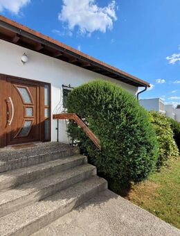 **Gepflegtes Einfamilienhaus mit Einliegerwohnung - Garage, Carport, schöner Garten - Bad Dürrheim** - Bad Dürrheim