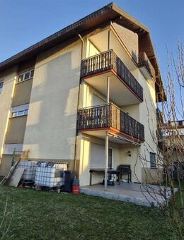 Zweifamilienhaus mit ausgebautem Dachgeschoss mit 4 Garagen und großem Garten - Großrinderfeld