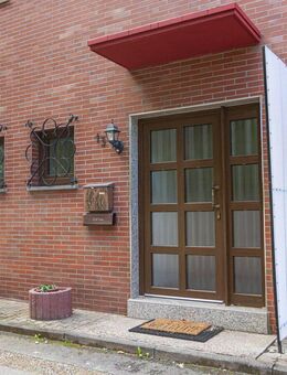 Einfamilienhaus mit Einliegerwohnung und Garten sowie 2 Garagen, Stellplatz und Nebengebäuden - Hochspeyer