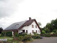 + Freistehendes Einfamilienhaus mit Balkon und Garten + - Morbach