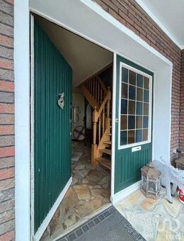 "Ein Ort zum Ankommen und Wohlfühlen: Bungalow in Flachsmeer mit vermieteter Einliegerwohnung und Gewerbeteil" - Westoverledingen