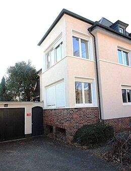 Hermann Immobilien: Idyllisches Zweifamilienhaus mit Villenflair und großzügigem Garten - Hanau (Brüder-Grimm-Stadt)