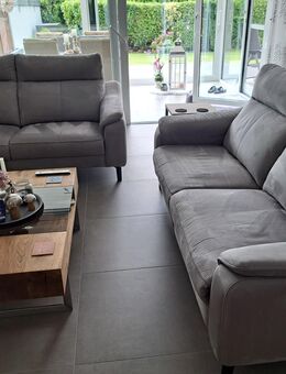 Henders & Hazel Couch Sofa grau 2 x 2,5er mit Relaxfunktion (Akku) - Rheinberg