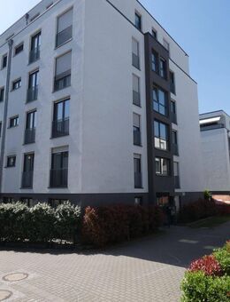 Charmante 4 Zimmer Wohnung mit Aufzug, Balkon und Tiefgaragenstellplatz - Frankfurt (Main)