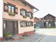 Gelegenheit - gepflegtes historisches Haus mit Garten + 2 Garagen direkt im Zentrum von Oberreute - Oberreute