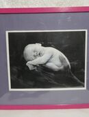 Anne Geddes Poster im Rahmen schlafendes Baby auf Hand in 63322