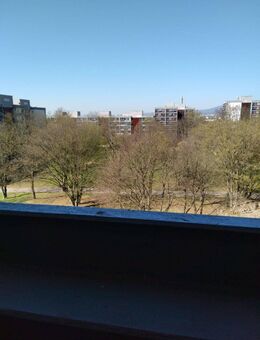 Attraktive 3-Zimmer-Wohnung mit Balkon, Einbauküche und viel Licht in zentraler Lage - Frankfurt (Main)