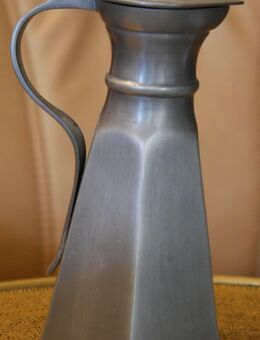 Weinkaraffe mit Deckel aus Zinn , Jugendstil , am Boden gemarkt - 3 Punzen , Höhe 20cm - Görlitz