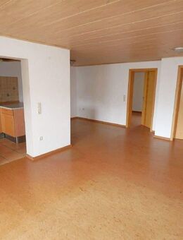 Großzügige 2-Zimmer-Wohnung mit Einbauküche und Balkon in Dörfles-Esbach - Dörfles-Esbach