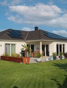 Winkelbungalow mit großzügigem Garten und moderner Technik in Hückeswagen - Hückeswagen (Schloss-Stadt)