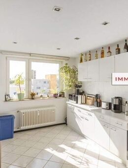 IMMOBERLIN.DE - Adrette Wohnung mit Sonnenloggia & Tiefgaragenplatz - Berlin