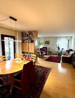 Zweiparteienhaus mit Garten, Terrassen und Doppelgarage - Mühlacker