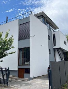 Bezugsfreie 4-Zimmer Eigentumswohnung mit Terrasse und gemeinschaftlichen Außenpool, Garten und Sauna - Erfurt