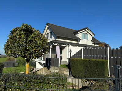 Helles, freistehendes Einfamilienhaus mit Photovoltaikanlage in bevorzugter und familienfreundlicher Wohnlage von Bad Honnef-Aegidienberg/Rottbitze