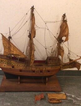 Antikes Model-Kriegsschiff der englische Marine - Laboe