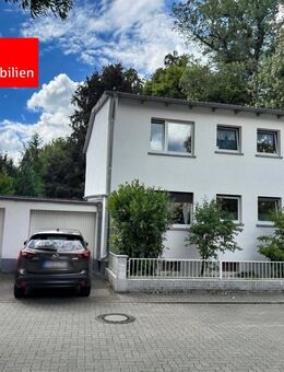 Im Herzen von Hanau und doch im "Grünen": 2 Familienhaus mit Doppelgarage in Anliegerstraße - Hanau (Brüder-Grimm-Stadt)