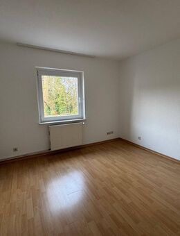 Renovierte 2 Zi.-Wohnung mit Einbauküche + Balkon + Stellplatz - Pinneberg