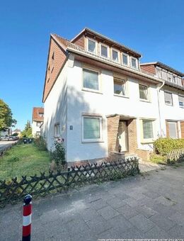 Kapitalanlage - leerstehendes Dreifamilienhaus mit zwei Garagen - Bremen