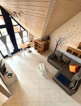Architektonisch reizvolle, großzügige 2 1/2 Zimmer-Maisonettewohnung mit Balkon - Filderstadt