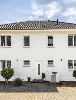 Modernes Zweifamilienhaus mit zwei Wohneinheiten, Garten, Balkon und 4 Stellplätzen in ruhiger Wohnlage - Brück