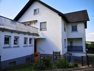 **Freistehendes Zweifamilienhaus mit 2 Apartments in Feldrandlage**ÖLHEIZUNG**PROVISIONSFREI - Schöneck