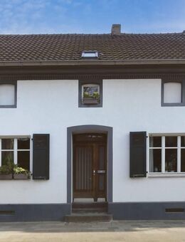 Freistehendes Altbau-Einfamilienhaus mit Einliegerwohnung, Lager, drei Garagen und großem Grundstück - Düsseldorf
