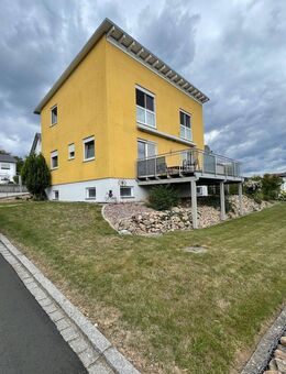 Südhang-Domizil mit Sonnenterrasse, großem Garten sowie Doppelgarage - Freudenberg (Bayern)