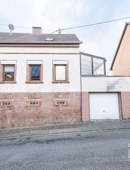 POTENZIAL - Einfamilienhaus mit zwei Garagen, einer Dachterrasse und kleinem Garten in Schiffweiler! - Schiffweiler