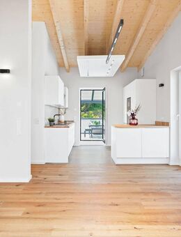 Studioflair mit Dachterrasse: Neubau-DG in Holzständerbauweise mit Designer-Küche & Sichtbalken - Birkenau