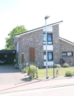 Schickes, familiengerechtes Wohnhaus mit Doppelcarport, Pool und überdachter Terrasse - Lastrup