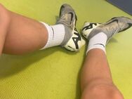 Fußballer mit Schuhen Socken Unterhosen Videos - Stuttgart Zentrum