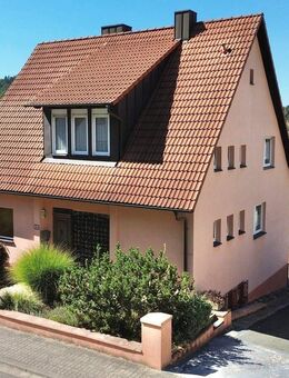 KL-Hohenecken: Freistehendes Zweifamilienhaus mit Doppelgarage, PKW-Stellplätzen und Garten - Kaiserslautern