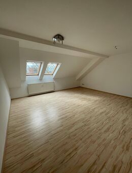 2-Raumwohnung im Dachgeschoss, Bad + Küche mit Tageslicht in guter Lage zu vermieten! - Glauchau